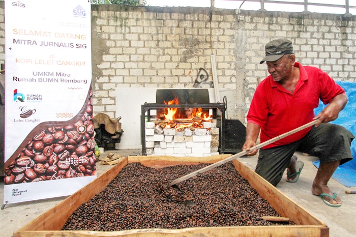 Seorang pekerja sedang mengolah kopi di UD Cangkir Rembang, Jawa Tengah. foto: ist.