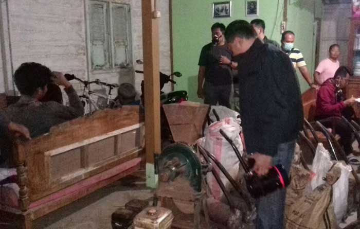 Petugas saat hendak menyita bahan baku merkuri.