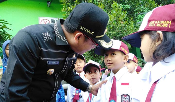 Wali Kota Malang Sutiaji saat berdialog dengan salah satu siswa SDN Kauman 1 Malang, Senin (15/07). foto: IWAN IRAWAN/ BANGSAONLINE