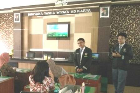 Alif dan Yogie presentasi hasil penelitian ilmiahnya. 