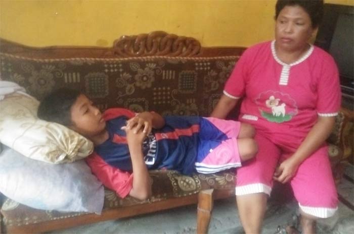 Salah satu korban keracunan akhirnya pulang usai sempat dirawat di puskesmas. foto: RONY S/ BANGSAONLINE