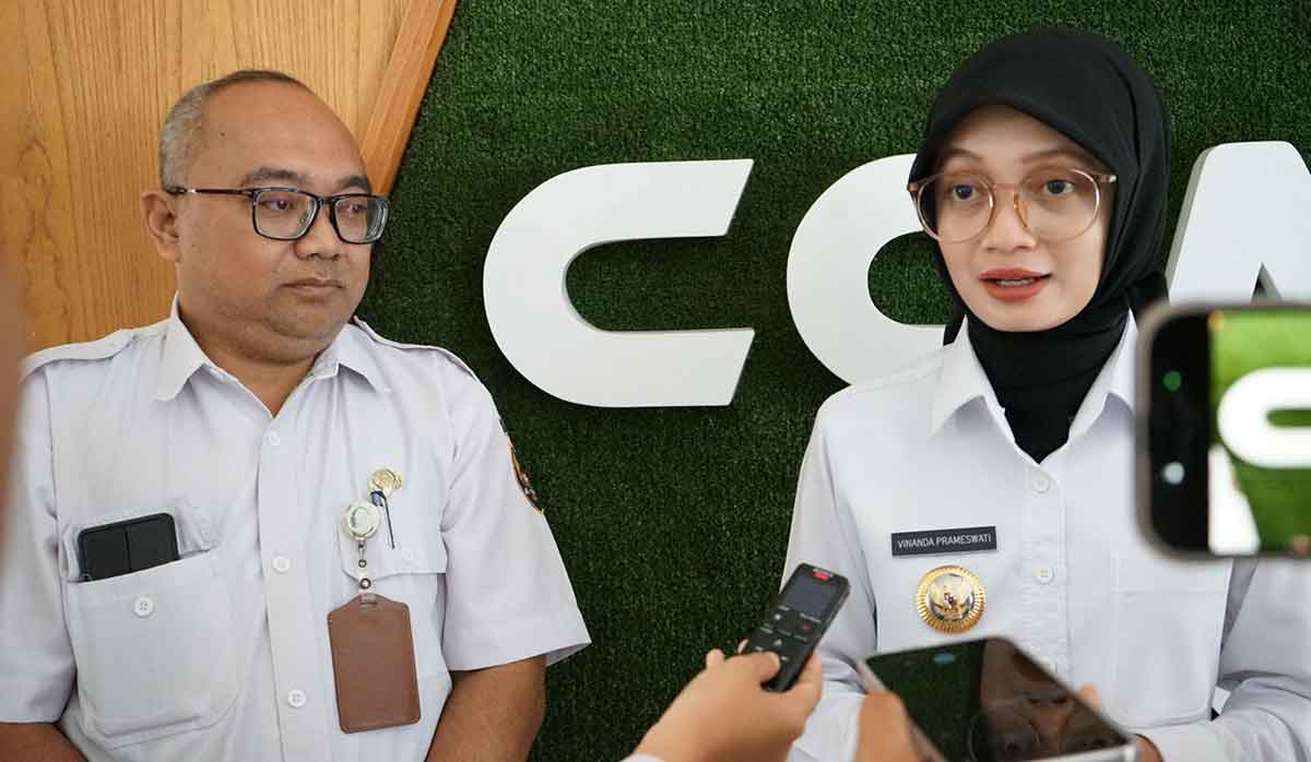 Wali Kota Kediri didampingi Kepala Dinkes Kota Kediri saat memberi keterangan ke awak media. Foto: Ist