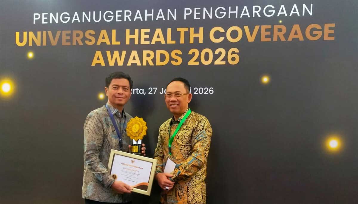 Sekdakot Mojokerto saat menerima penghargaan.