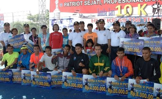 BERSAMA JUARA – Panglima TNI Jendral TNI Dr Moeldoko, Kapolri Jendral Polisi Sutarman dan Gubernur Jatim Dr Soekarwo pose bersama para juara lomba Lari 10 K Hari Jadi ke-69 TNI, Jl Gubenur Suryo 1, Surabaya, Minggu (14/9/2014). foto Puspen TNI untuk BangsaOnline


