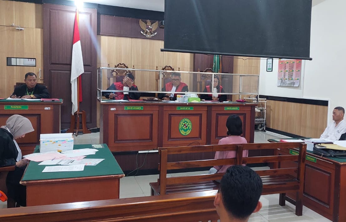 Hakim PN Gresik Sarudi saat menyidangkan dugaan penipuan developer Perum Royal City. Foto: Ist. 