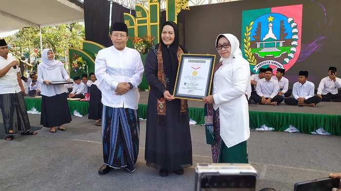 Bupati Jombang Mundjidah Wahab saat menerima piagam pemecahan rekor Muri di Alun-Alun Jombang.