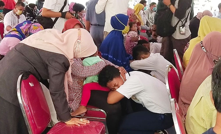Para pelajar sedang menagis di pangkuan orangtuanya masing-masing, tanda penyesalan mereka yang begitu mendalam. foto: YUDI A/ HARIAN BANGSA
