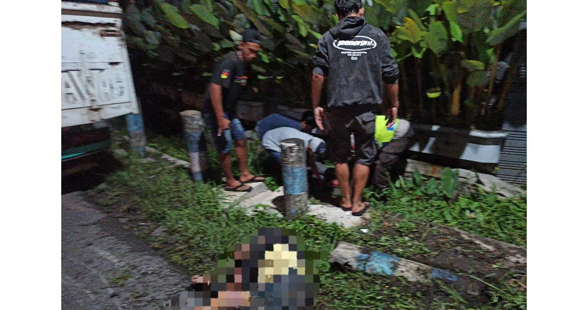 Evakuasi korban kecelakaan maut di Jalan Umum Desa Soso, Kecamatan Gandusari, Kabupaten Blitar.