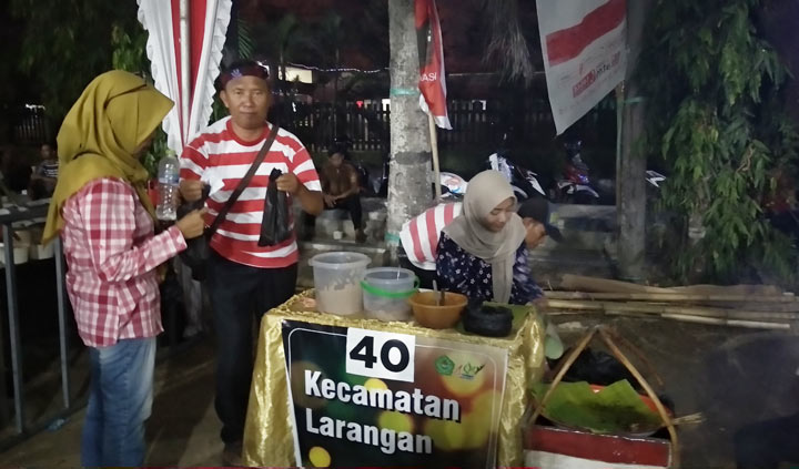 Sate yang dijual salah satu stan di Pesta Rakyat Pamekasan tampak sudah ludes usai diserbu pengunjung.