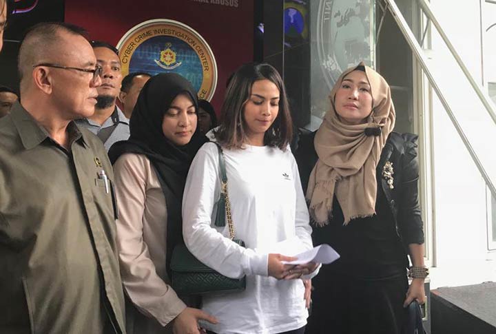 Vanessa Angel usai menjalani pemeriksaan di Mapolda Jatim karena terlibat prostiusi online, Minggu (6/1). 