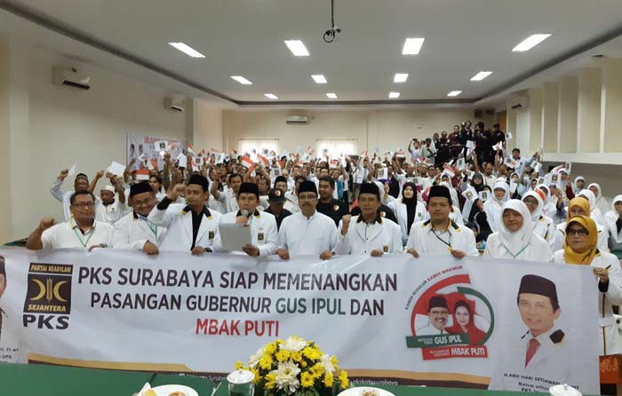 Ratusan kader teras PKS Surabaya saat membacakan kebulatan tekad mendukung dan memenangkan pasangan cagub cawagub Jatim Gus Ipul-Puti, Minggu (28/1). 