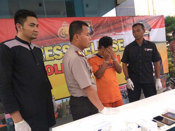 Pelaku bersama barang bukti beberapa handphone hasil curian dan sepeda motor yang digunakan melakukan aksi kejahatan saat diamankan di Mapolres Kediri.foto : Arif Kurniawan/BANGSAONLINE