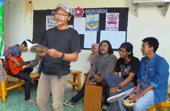 Sigit Ahmad, mahasiwa FIB, saat membacakan puisi Bencana Alam karya Heri Latief. foto :devi fitri afriyanti/BANGSAONLINE