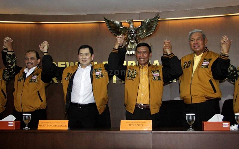 Bambang W Suharto (paling kanan) dalam acara Hanura bersama Wiranto, Hary Tanoesoedibjo, Dossy Iskandar. Foto: Progressive.com 