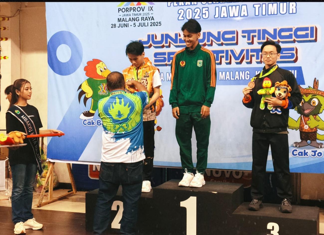 Pengalungan medali perak kepada Atlet Wushu Tuban, Tommy Benino Wiljono di podium.