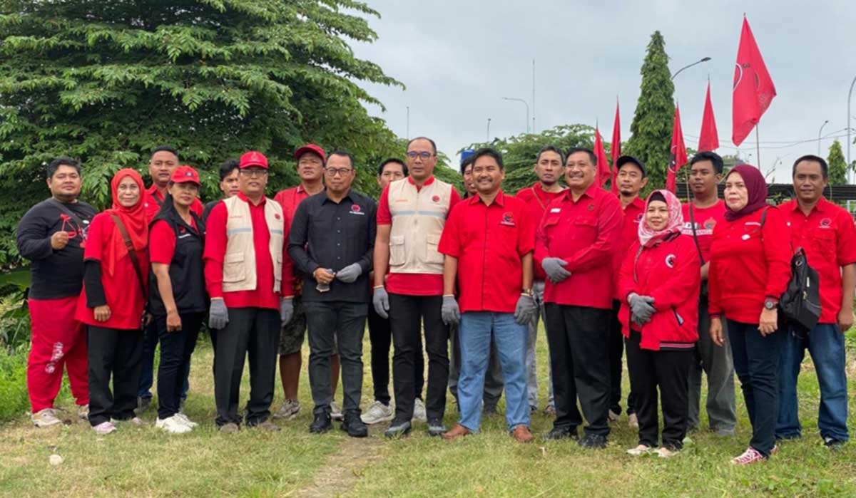 Mujid Riduan bersama pengurus DPC PDIP Gresik saat tanam pohon di lahan kosong sekitar kantor DPUTR. Foto: Ist