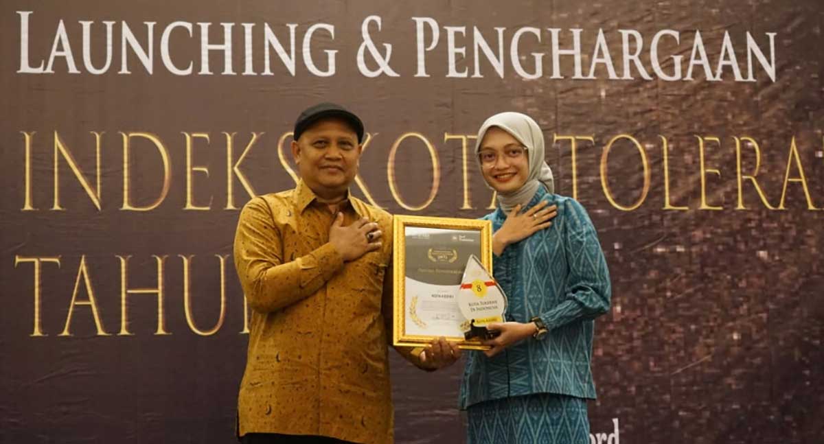 Wali Kota Kediri saat menerima penghargaan. Foto: Ist