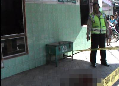 Polisi menunjuk genangan darah. foto:musta