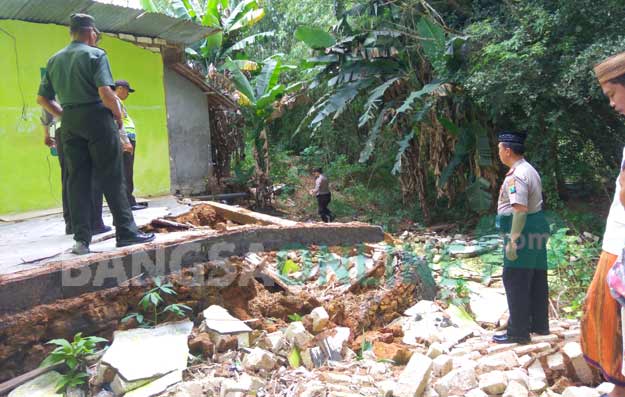 Kondisi Ponpes Sekar Anyar yang tergerus air sungai. foto: ERRI SUGIANTO/ BANGSAONLINE