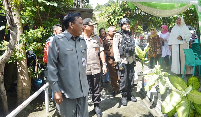 Bupati Sambari bersama pejabat Forkopimda saat memantau pemungutan suara. foto: SYUHUD/ BANGSAONLINE