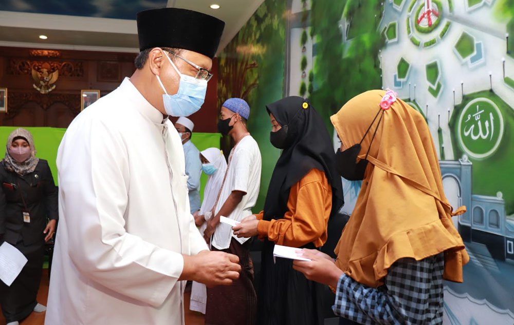 Wali Kota Pasuruan Gus Ipul juga menyerahkan satunan kepada anak yatim bertempat di Aula Mbah Slaga, Rumah Dinas Wali Kota Pasuruan.