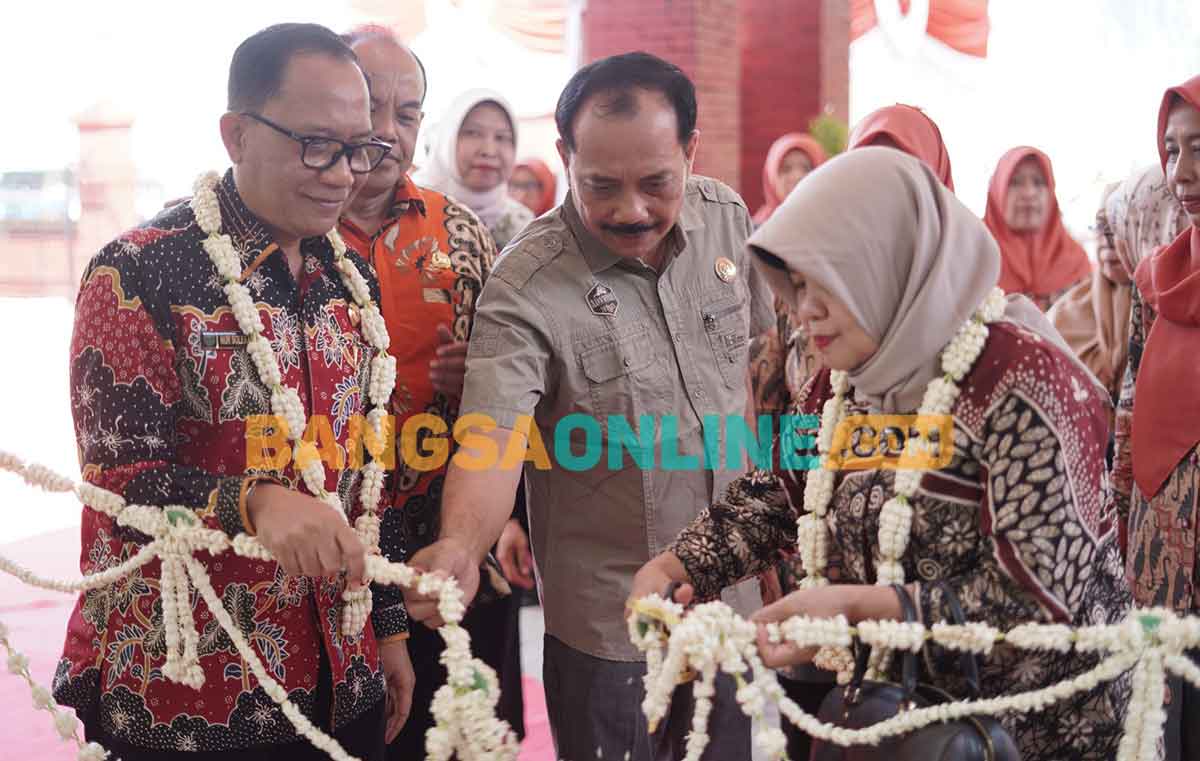 Sekdakab Nganjuk, Nur Solekan, didampingi Ketua DPRD Nganjuk, Tatit Heru Tjahjono, saat menggunting pita sebagai tanda peresmian Gedung Perpustakaan Nganjuk. Foto: BAMBANG DWI JULIANTO/BANGSAONLINE