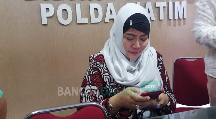 Titik Purnomosasi (52), istri Kadishub Bojonegoro, saat melapor ke Polda Jatim. foto: ANATASIA/ BANGSAONLINE