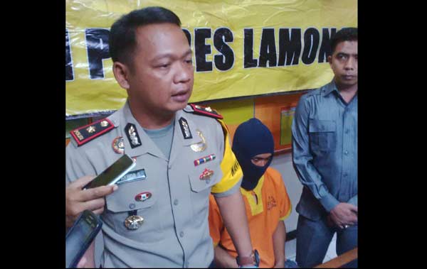 Wakapolres Lamongan Kompol Yakob saat gelar kasus pembunuhan janda muda bersama tersangaka. (foto: haris/BANGSAONLINE)