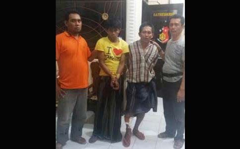 Dua pencuri sapi yang ditangkap Polsek Sukorejo Kab Pasuruan. (ft-ahmad fuad/ BANGSAONLINE)