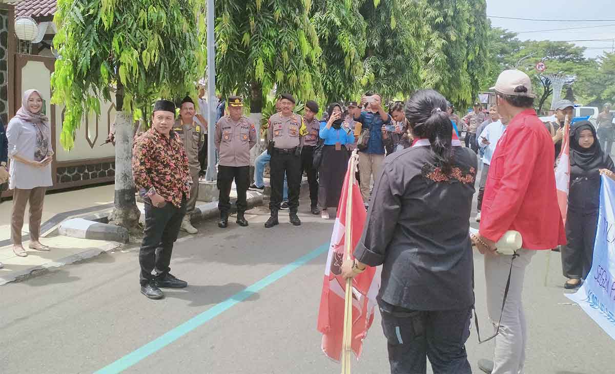 Mahasiswa yang tergabung dalam GMNI saat menggelar demo di DRPD Trenggalek.