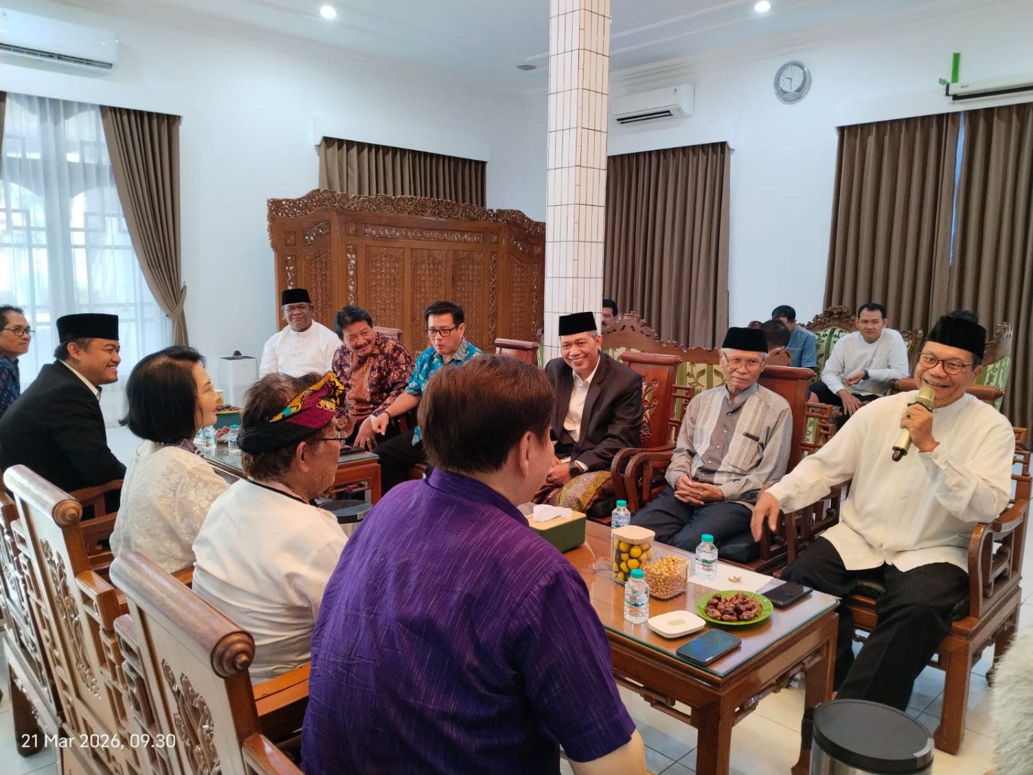 Wakil Ketua FKUB Kota Kediri, Pdt. Dr. Timotius Kabul, M.A.(pegang mik) saat memberi sambutan didampingi Ketua Ponpes Wali Barokah, KH. Sunarto.  (Ist). 
