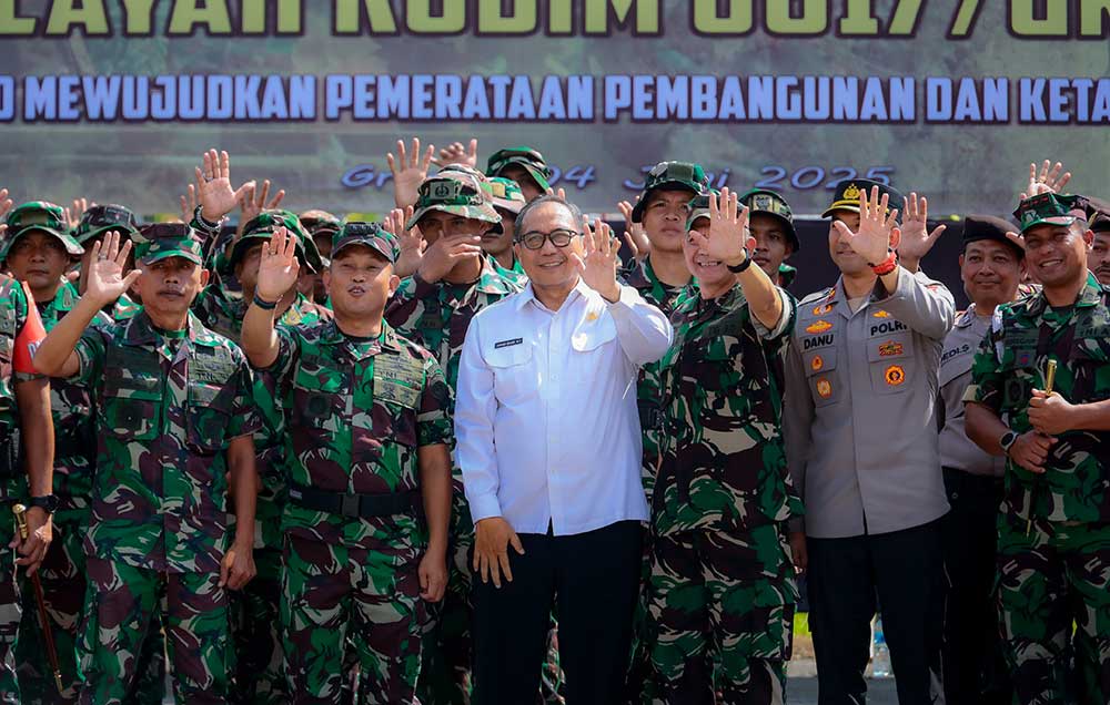 Sekda Gresik Achmad Washil Miftahul Rachman bersama Danlantamal V Kolonel Laut (P) Heru Kristiono saat penutupan TMMD ke-124 Tahun 2025. Foto: Ist.