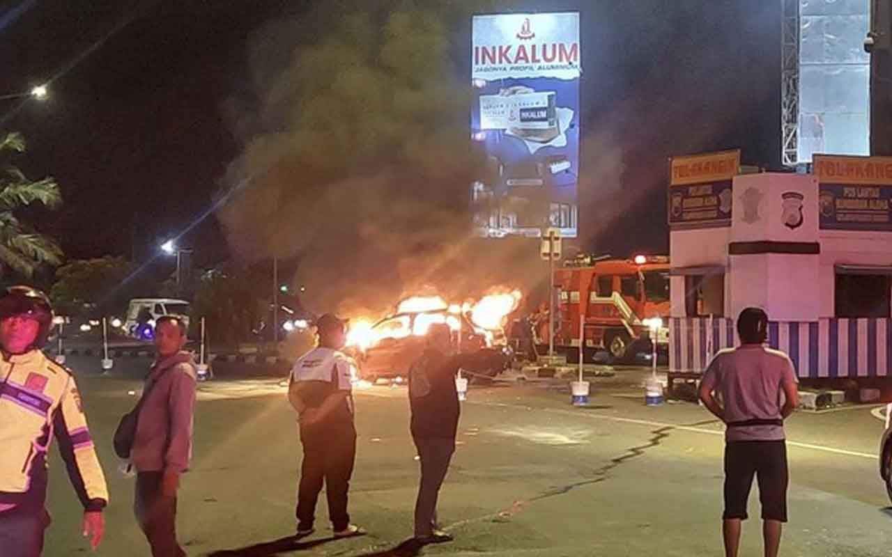 Diduga Korsleting pada Sistem Kelistrikan, Mobil Mitsubishi Outlander di Sidoarjo Terbakar