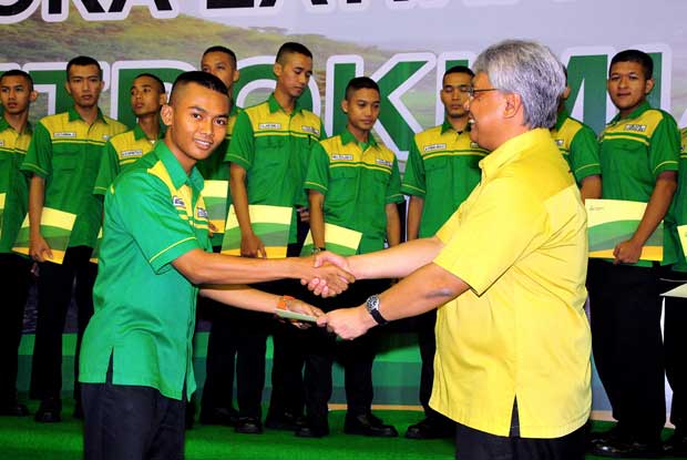 Dirut PT. PG Nugroho Christijanto memberikan ucapan kepada siswa Lolapil usai diwisuda. foto: SYUHUD/ BANGSAONLINE