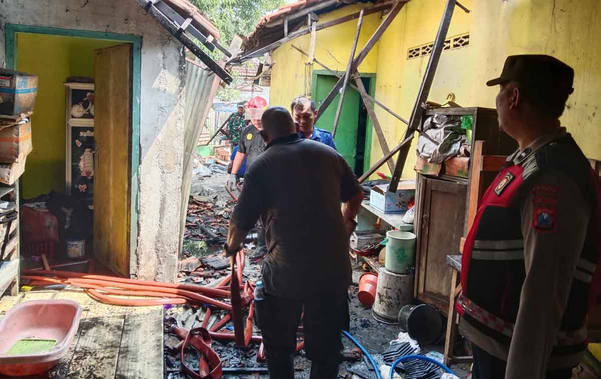 Petugas saat olah TKP kebakaran di sekitar Pasar Sukodono, Sidoarjo.
