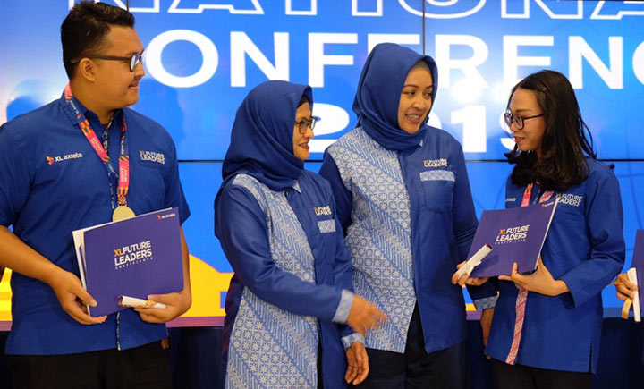 Presiden Direktur XL Axiata, Dian Siswarini (kedua kiri), Group Head Corporate Communication XL Axiata, Tri Wahyuningsih (kedua kanan) bersama siswa-siswi XL Future Leaders dalam acara Kelulusan XL Future Leaders angkatan ke-6 dan National Conference XL Future 2019.