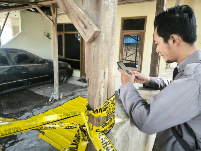 Lokasi mobil Honda Accord tempat kerangka manusia ditemukan di Aspol Polsek Ujungpangkah. Foto: Ist.