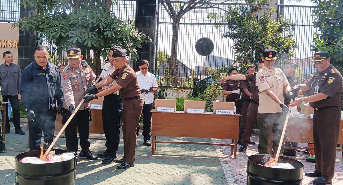 Kejari Bangil ketika memusnahkan ribuan barang bukti tindak pidana umum yang telah berkekuatan hukum tetap.