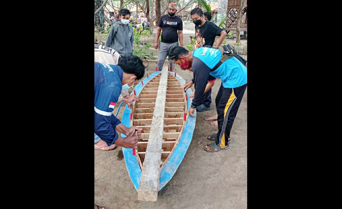 Perahu Canoe Flat Bottom berbahan kayu strip yang dilapisi Fiberglass Reinforced Plastic (FRP).
