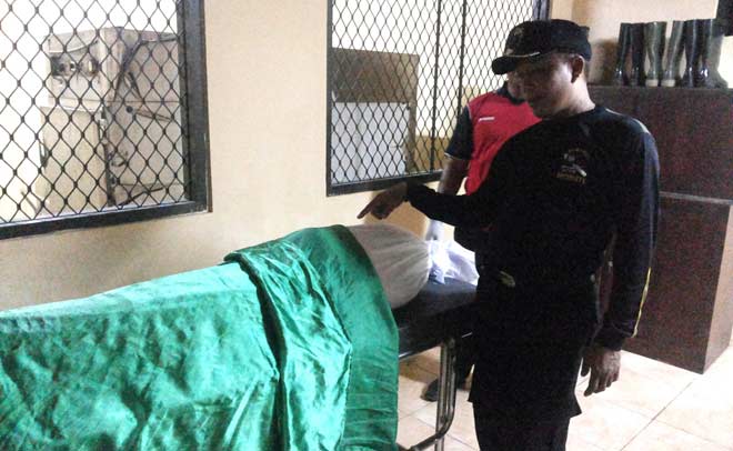 Jasad Korban saat di kamar mayat RSUD Abdoer Rahem Situbondo. foto: MURSIDI/ BANGSAONLINE