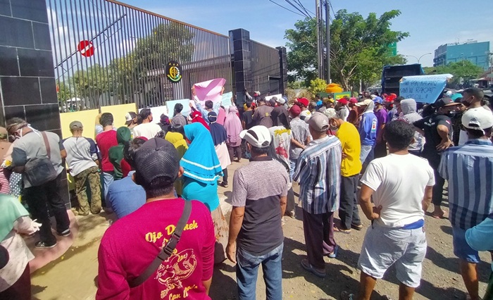 Warga Desa Bulusari, Kecamatan Gempol-Pasuruan saat meluruk Kantor Kejaksaan Negeri (Kejari) Kabupaten Pasuruan, Selasa (16/06).