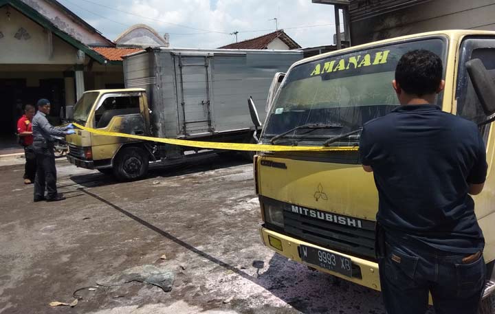 Dua truk yang diduga dibakar oleh seseorang tak dikenal.
