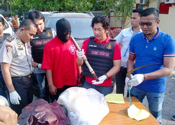 Mat Saleh beserta barang bukti. (foto: rusmiyanto/BANGSAONLINE)