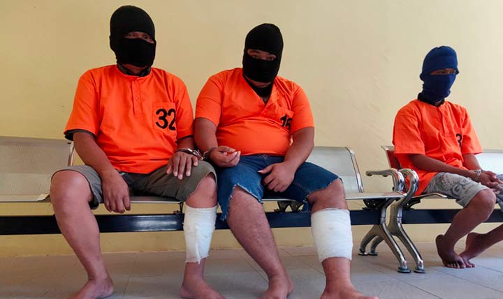 Para pelaku pencuri kayu saat hendak dihadirkan dalam rilis pers.