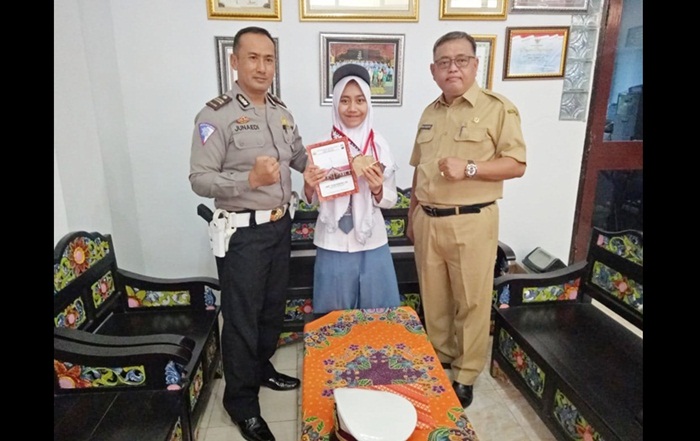 Septianingrum diapit Iptu A Junaedi dan Dr. H. Budi Sulistyo.