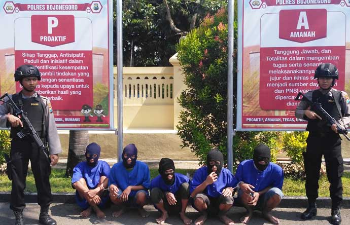 Tiga orang dari kiri, adalah para pelaku spesialis pencuri sepeda pancal di 34 TKP. foto: EKY NURHADI/ BANGSAONLINE