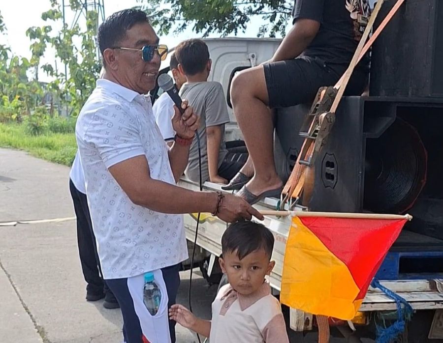 Yasminto saat memberangkatkan peserta jalan sehat