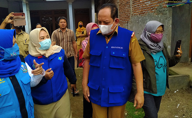Joko Irianto ketika memimpin bebas pasung bagi ODGJ di Desa Dawuhan, Kecamatan Trenggalek. (foto: HERMAN/ BANGSAONLINE)