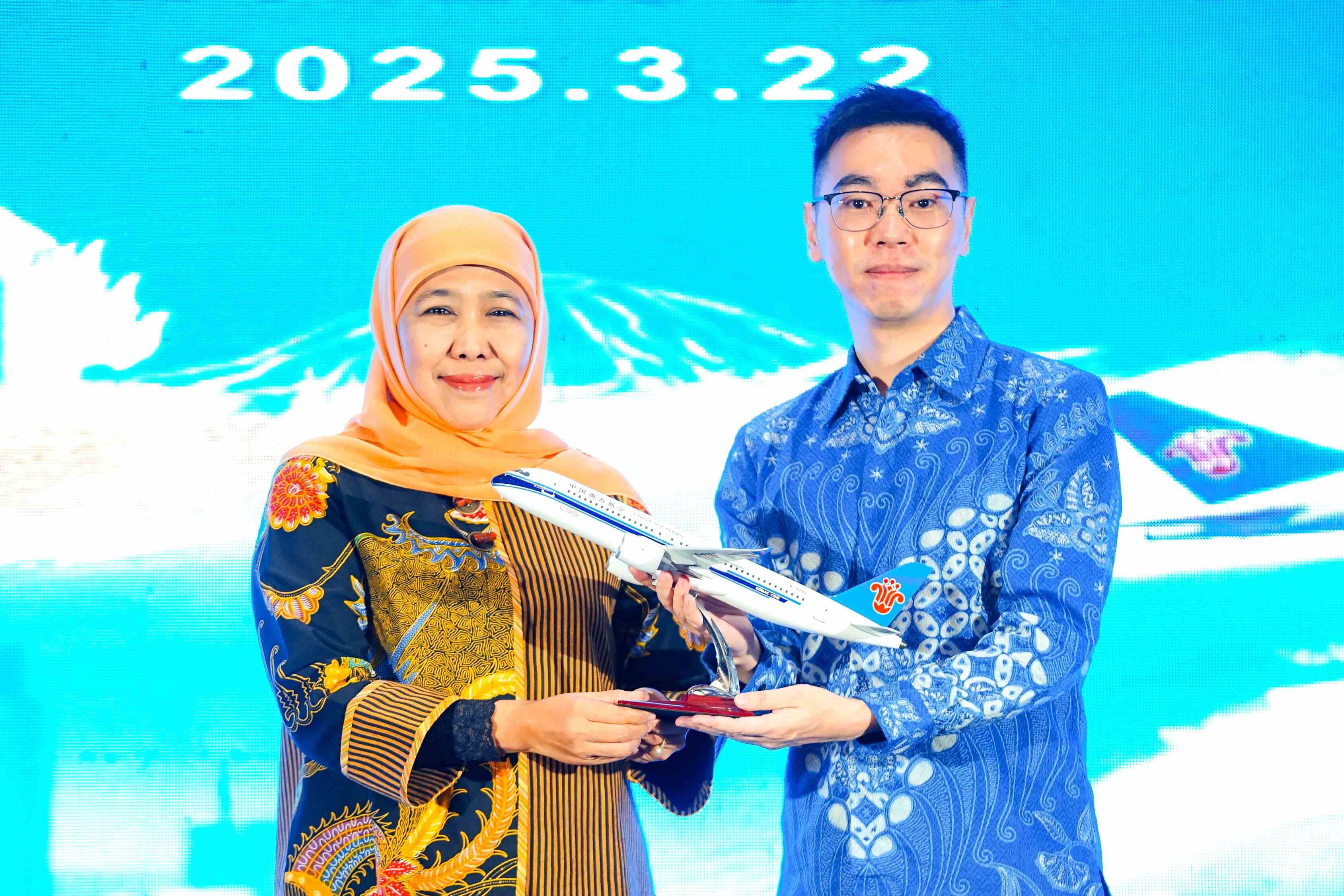 Gubernur Jawa Timur Khofifah Indar Parawansa  saat menghadiri peluncuran direct flight China Southern Airlines rute Guanzhou-Surabaya di Ballroom Hotel JW Marriott Surabaya, Sabtu (22/3/2025). Foto: bangsaonline