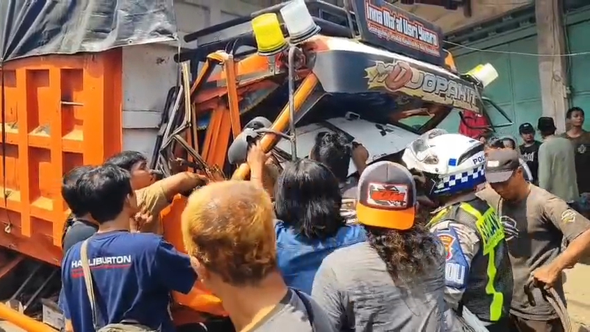 Detik-detik proses evakuasi sopir truk maut yang terjepit usai laka di  Pasuruan